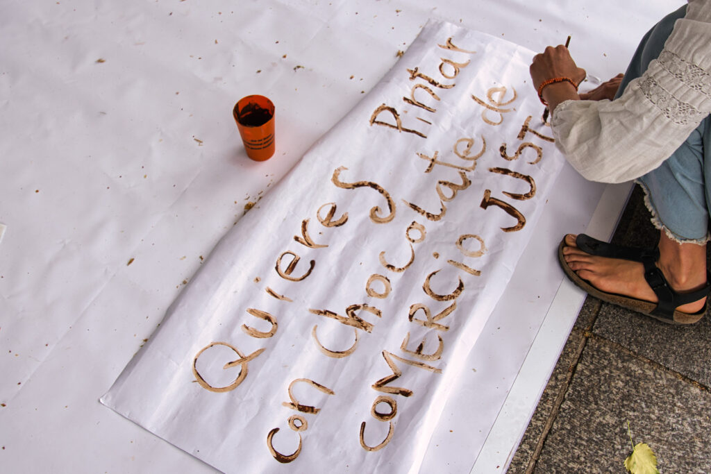 pintura con cacao, Día Mundial del Comercio Justo.