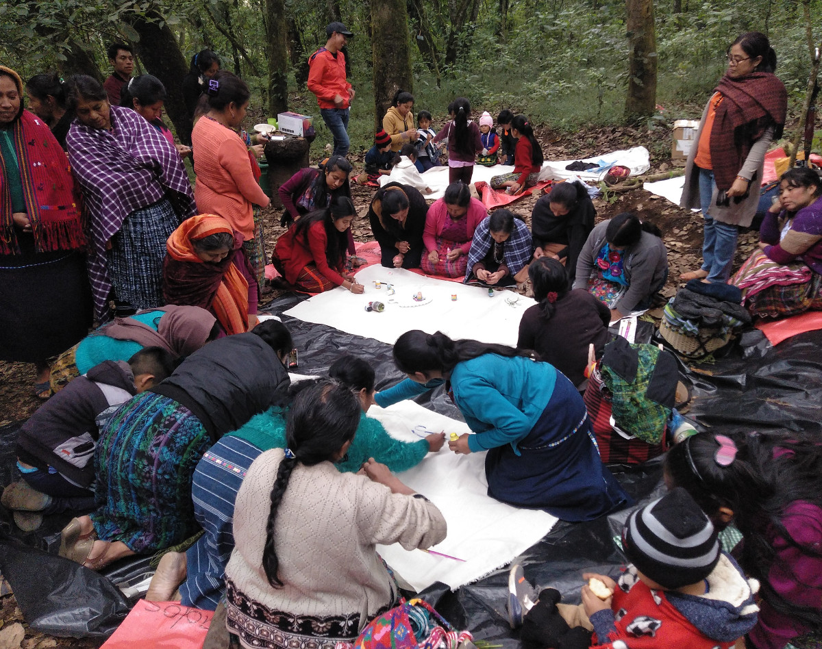 Mujeres mayas en círculo