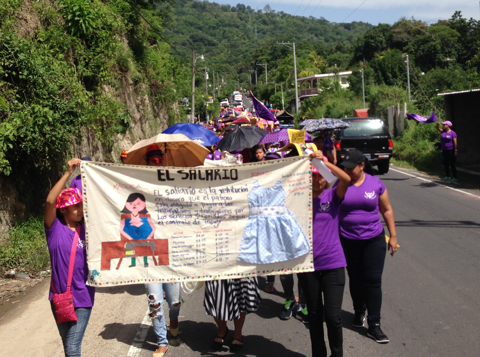 Marcha de trabajadoras de maquila salvadoreña