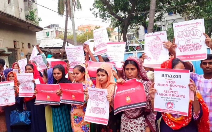 Trabajadoras en Bangladesh en una acción de protesta contra AMAZON