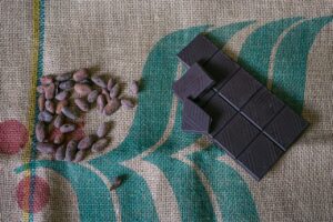Tableta de chocolate y semillas de cacao