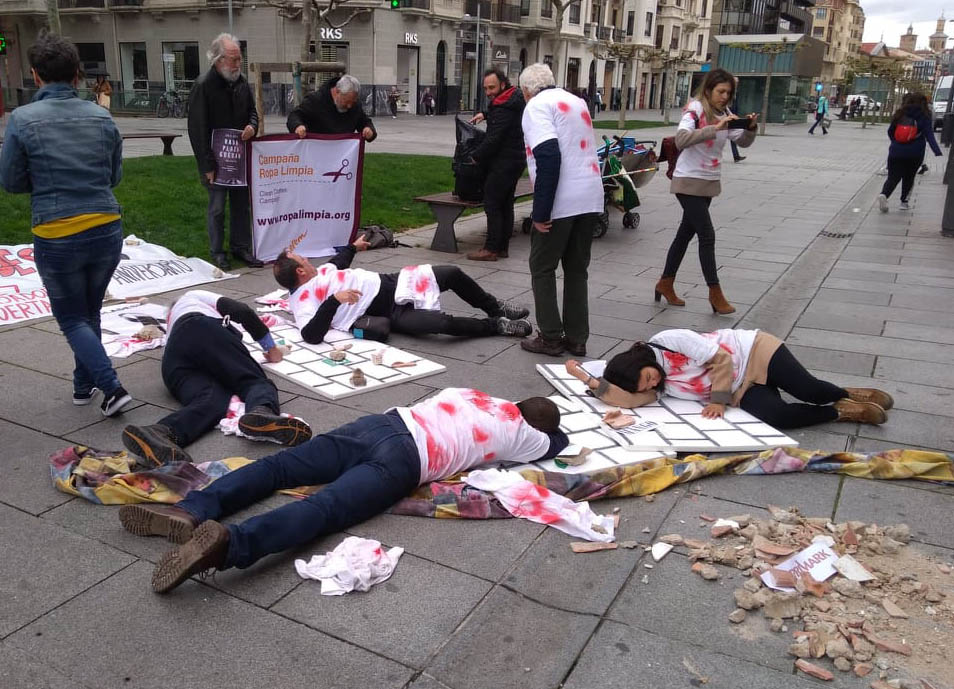 Acción de calle en Pamplona en ocasión del 6º aniversario del derrumbe del Rana Plaza en Bangladesh