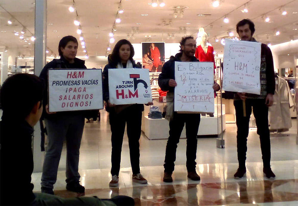 Denuncia de las promesas vacías de H&M frente a una tienda de Pamplona