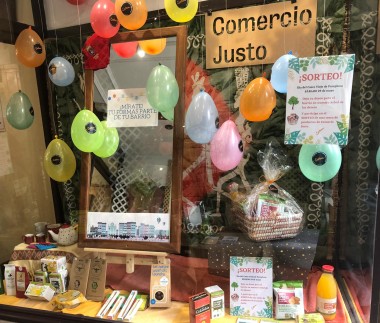 Escaparate en nuestra tienda en Mercaderes 20 el Día del Comercio Justo 2021