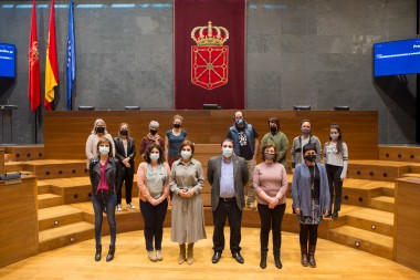 Miembros del Parlamento de Navarra con las representantes de las ONGs