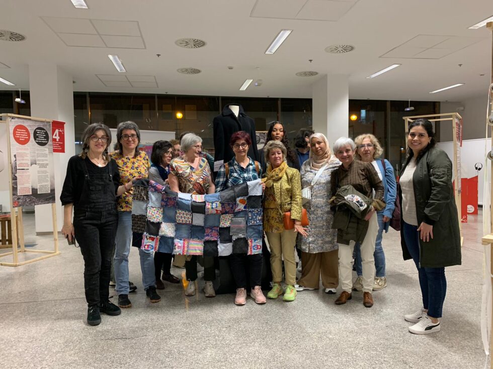 Visitando la exposición Tejiendo Conciencia en Pamplona.