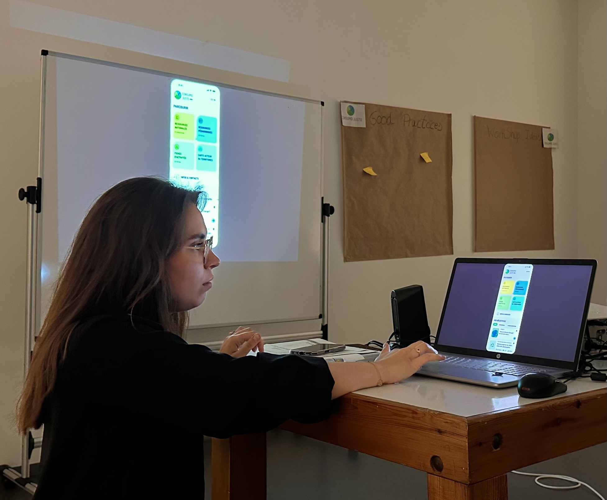 Perrine muestra al grupo un primer borrador de la aplicación
