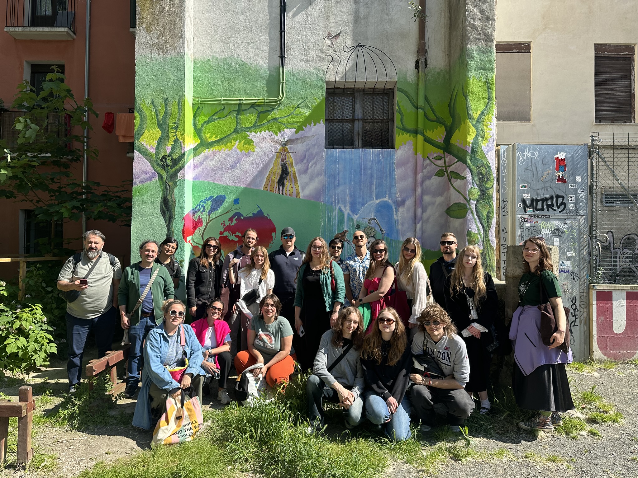 Foto del grupo del proyecto CONSUMO JUSTO en frente al Mural de Piparrika