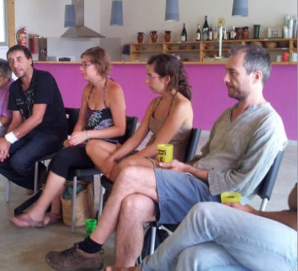 D'esquerra a dreta: Fran Martínez, president de l'empresa tèxtil recuperada Pigüé; Anna Fernàndez i Flavia Laurenccich (SETEM); i Jordi Ribas (XES) 
