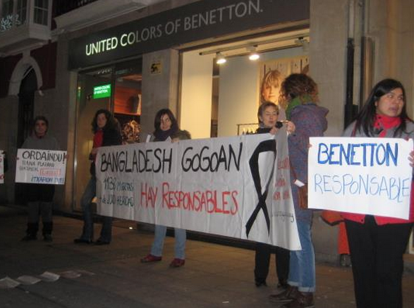 Acción de la Campaña Ropa Limpia/SETEM en Vitoria-Gasteiz