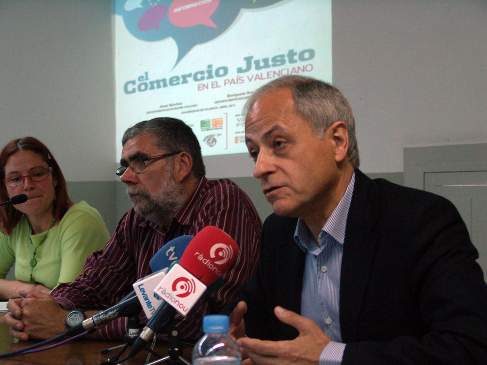 de izquierda a derecha, Silvia Ibañez, directora ONG SETEM CV, Amat Sánchez, investigador, Josep Maria Felip, Director General de Inmigración y Cooperación al Desarrollo 