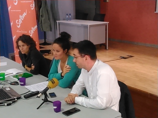 Zigor Aldama (periodista), Itziar Pequeño (SETEM) y Eva Kreisler (Campaña Ropa Limpia)