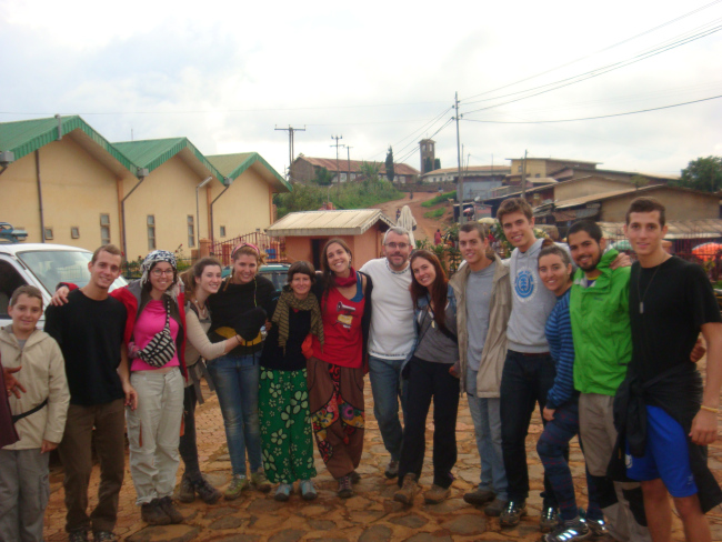La família Lloret de Muller amb altres participants de l'experiència a Camerún