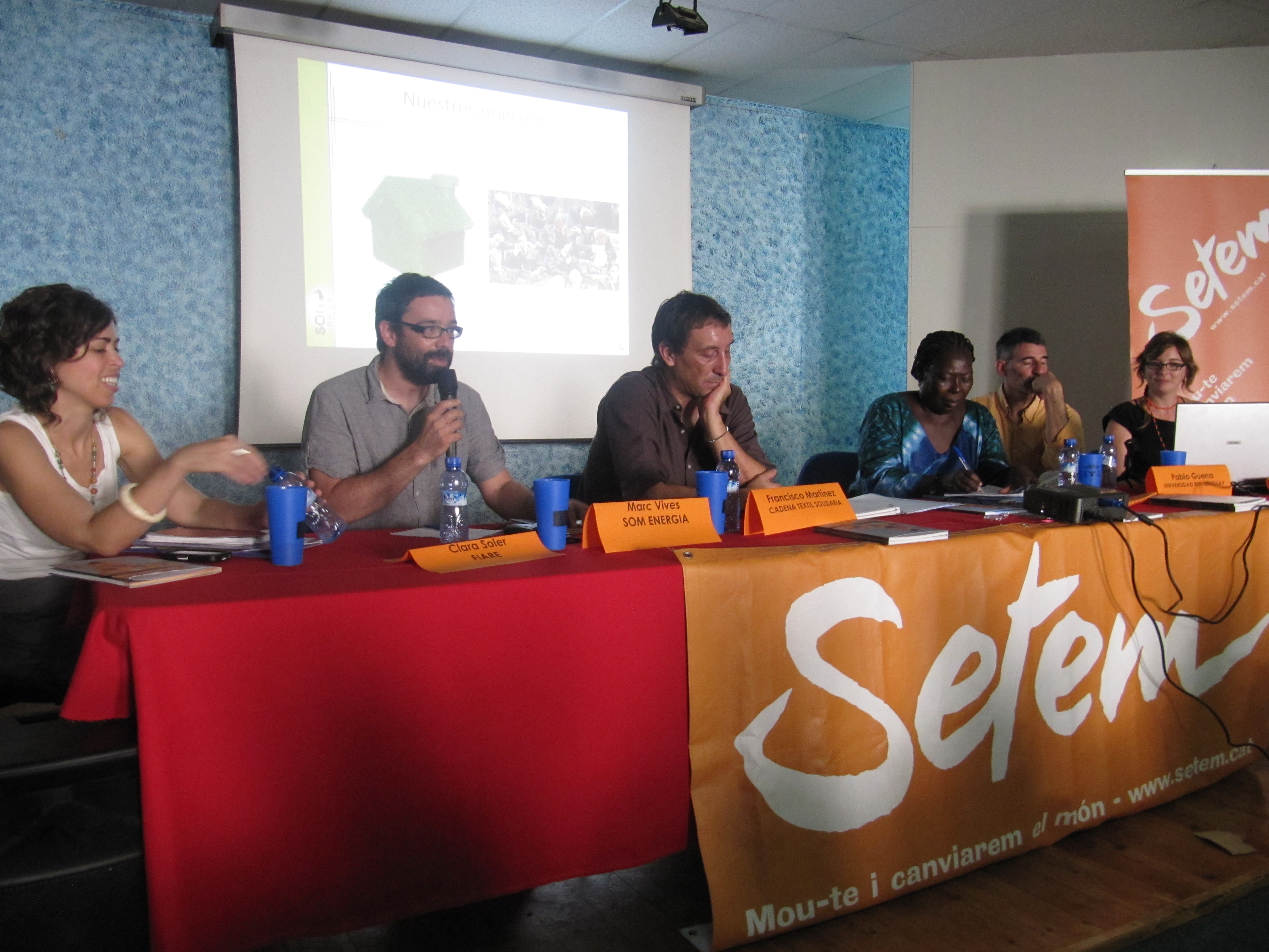 La taula de ponents, d'esquerra a dreta: Clara Soler (Fiare), Marc Vives (Som Energia), Francisco Martínez (Cadena Textil Solidaria), Bibiane Tuina (Le Gafreh), Pablo Guerra (autor) y Anna Fernàndez (SETEM)