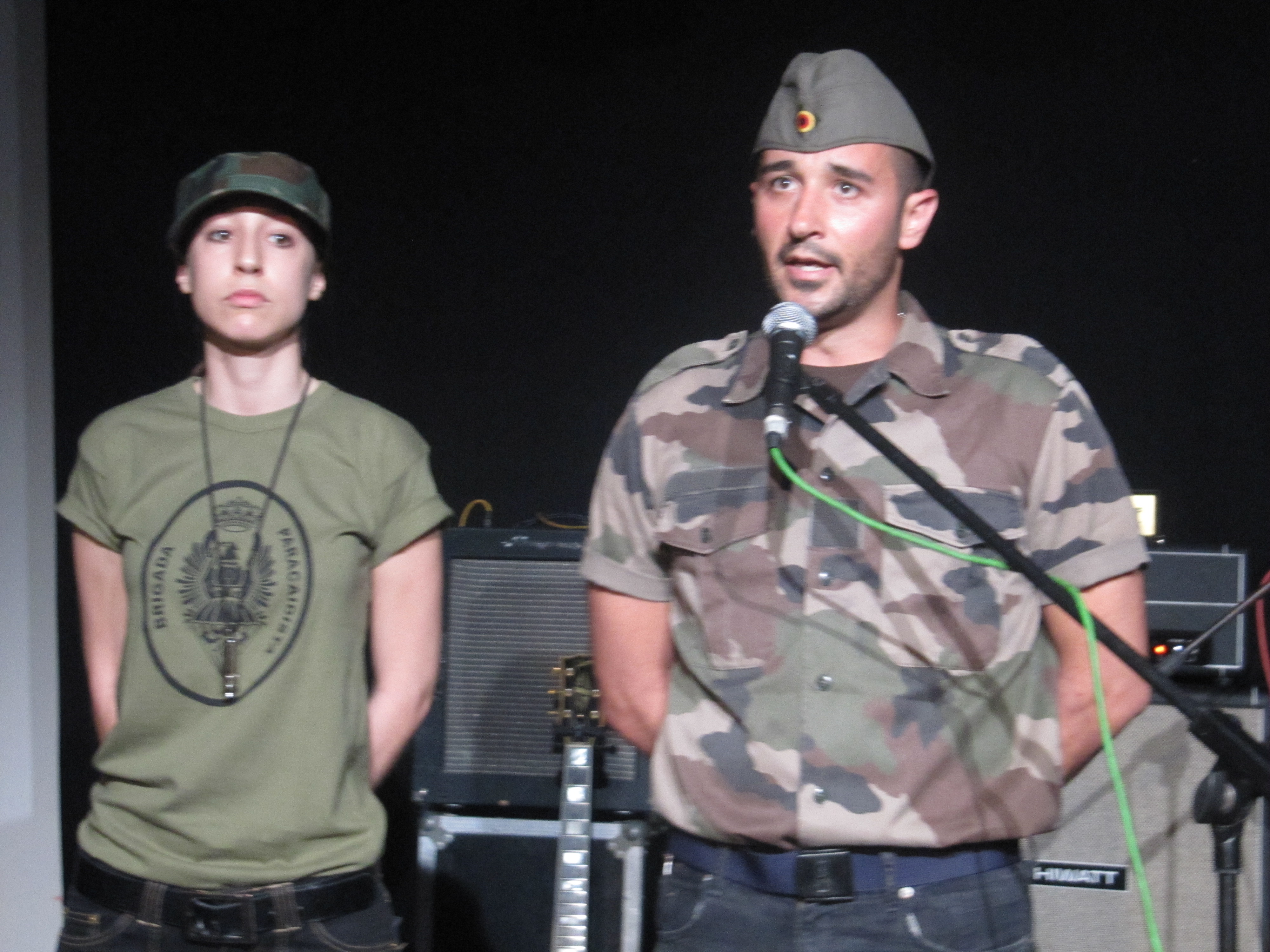 Actors disfrassats de militars van fer reflexionar en el concert de Gossos sobre les inversions en armament de la banca tradicional