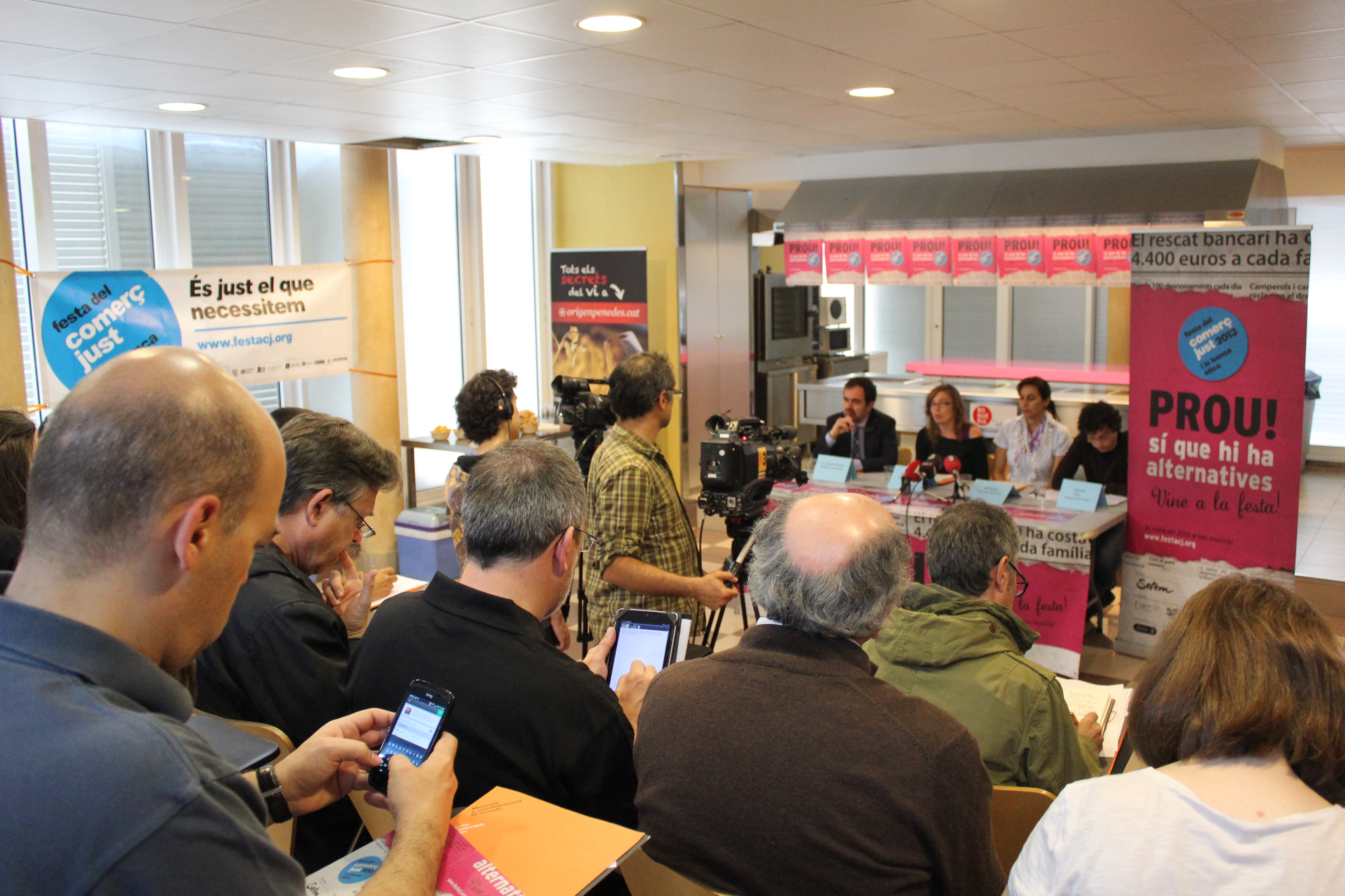 Roda de Premsa amb presència de molts mitjans de comunicació 