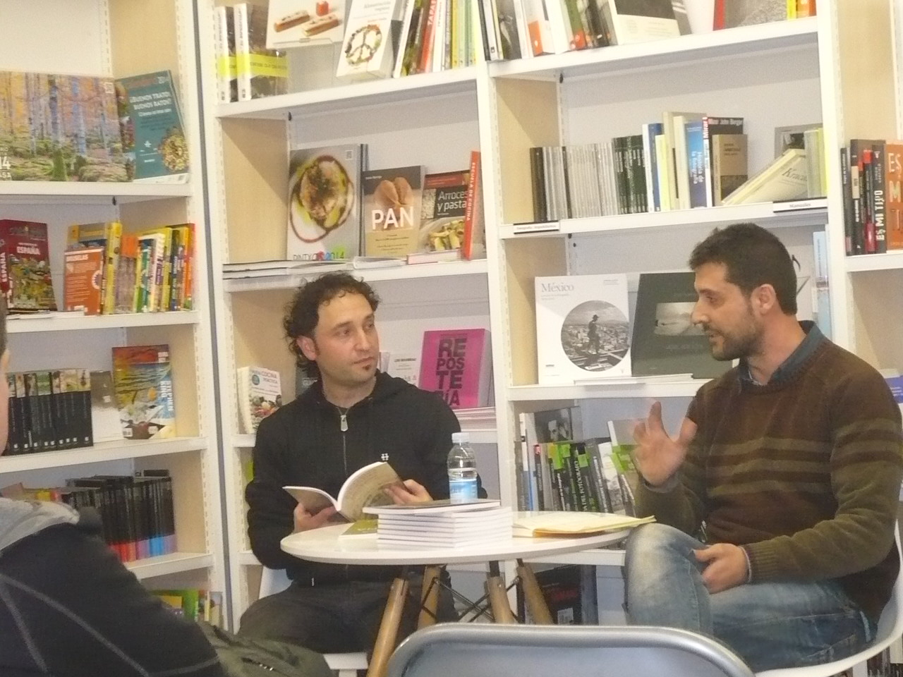 Momento de la charla en la librería Auzolan