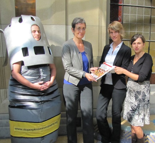 Miembros del Parlamento Europeo de Austria recibiendo un informe de la Cluster Munition Coalition (CMC)